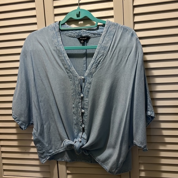 Sim & Sam Faded denim blouse. Size Large.Soft fabric. Tie front, covered buttons - Picture 3 of 5